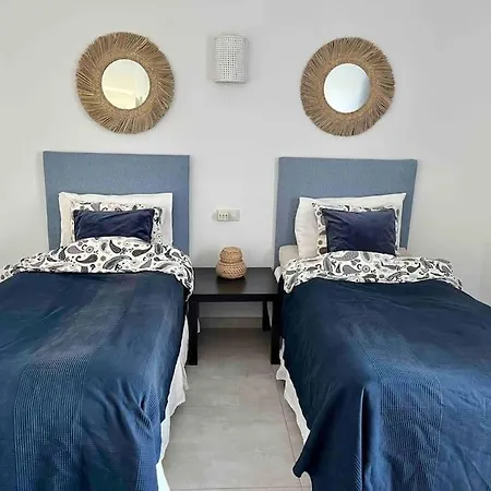 Nyrenoverat! Beachfront Townhouse Med Pool Holiday home Malaga