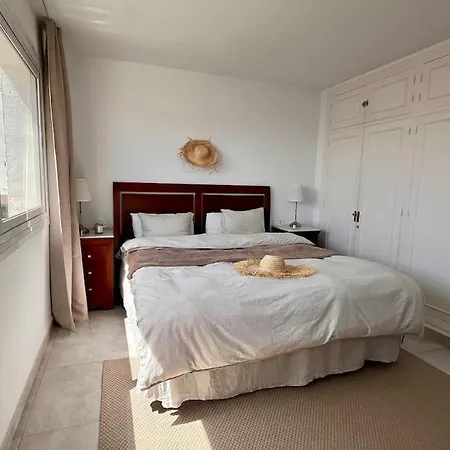 Nyrenoverat! Beachfront Townhouse Med Pool Holiday home
