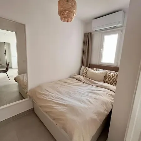 Nyrenoverat! Beachfront Townhouse Med Pool Holiday home *