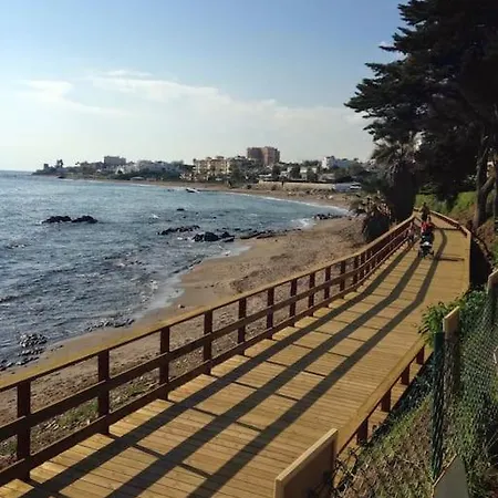 Nyrenoverat! Beachfront Townhouse Med Pool Holiday home Malaga