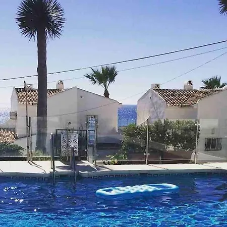 Nyrenoverat! Beachfront Townhouse Med Pool