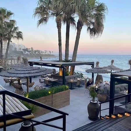Nyrenoverat! Beachfront Townhouse Med Pool Holiday home *