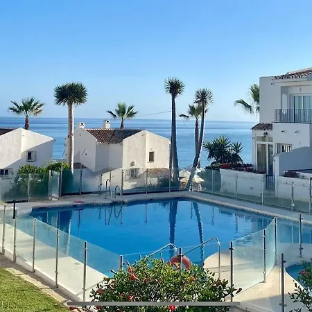 Nyrenoverat! Beachfront Townhouse Med Pool Holiday home
