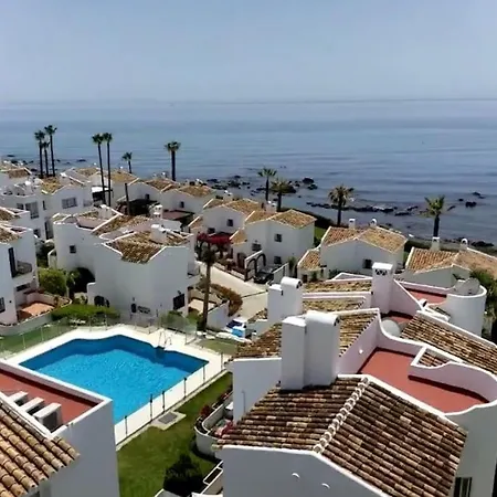 Nyrenoverat! Beachfront Townhouse Med Pool Holiday home *