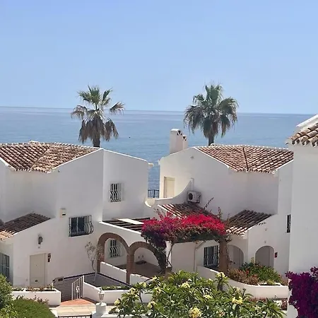 Nyrenoverat! Beachfront Townhouse Med Pool * Malaga