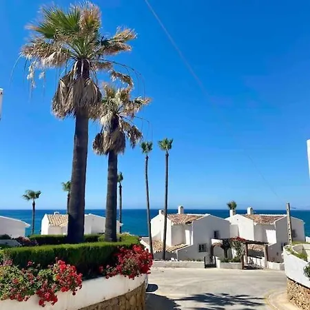 Nyrenoverat! Beachfront Townhouse Med Pool Holiday home